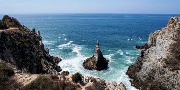 El “dedo de Dios” apunta al cielo desde esta playa de Michoacán
