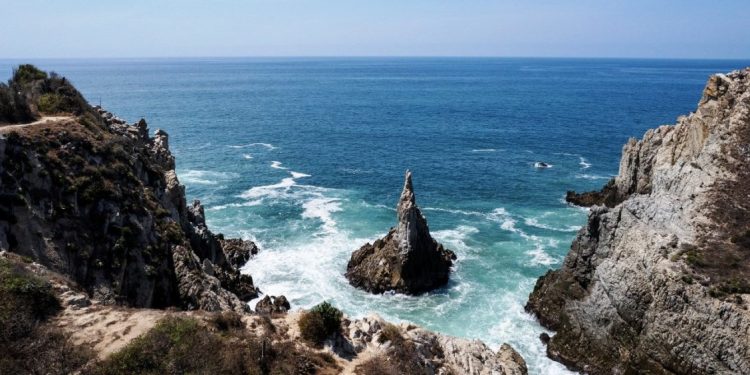 El “dedo de Dios” apunta al cielo desde esta playa de Michoacán
