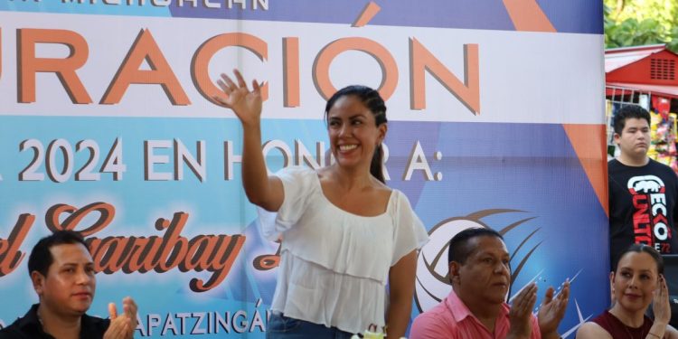 Asiste Fanny Arreola a inauguración del torneo de la liga municipal de voleibol en Apatzingán.