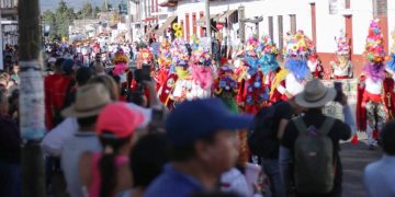 Comite de la K’uínchekua viste de fiesta y color las calles de Tzintzuntzan