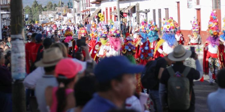 Comite de la K’uínchekua viste de fiesta y color las calles de Tzintzuntzan