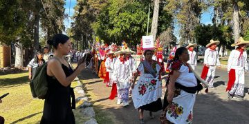 Vive los convites de la K’uínchekua que recorren las calles de Tzintzuntzan