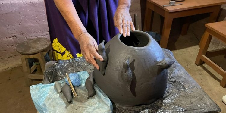 Compra la mejor alfarería y textiles en el Tianguis Artesanal de Uruapan