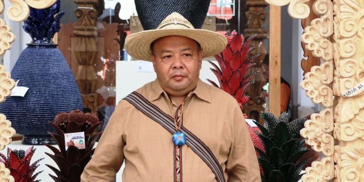 Con técnica prehispánica de maque incrustado logra Juan Valencia máximo premio en Tianguis Artesanal