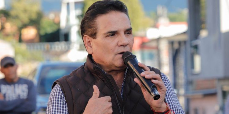 Silvano llama a ponerse de pie para defender a México