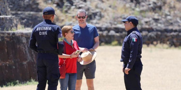 Guardia Civil brinda asistencia a turistas en inglés y Lengua de Señas Mexicana