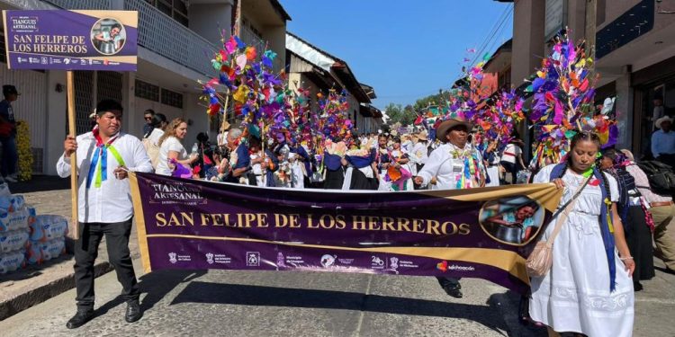 Inicia Tianguis Artesanal de Domingo de Ramos en Uruapan