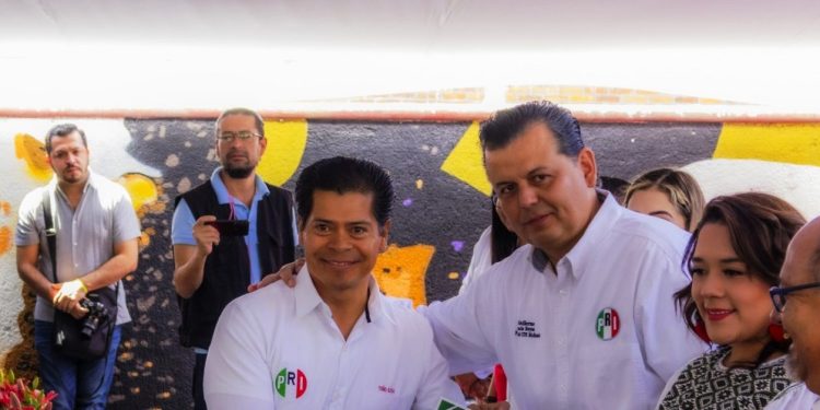 Toño Sosa recibe constancia como candidato del PRI a diputado local en Tarímbaro