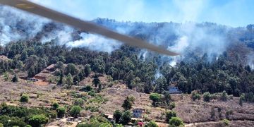Envían helicóptero con helibalde para apagar incendio en Tzintzuntzan; se combaten 10 de forma simultánea