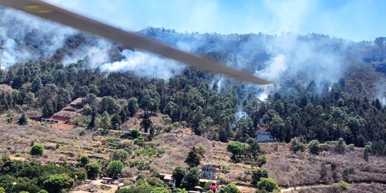 Envían helicóptero con helibalde para apagar incendio en Tzintzuntzan; se combaten 10 de forma simultánea