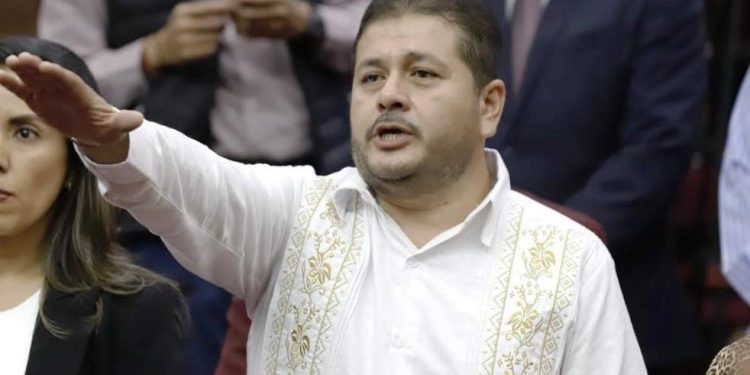 Rinde protesta como presidente interino de Apatzingán José Abarca