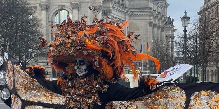 De Michoacán para Europa; catrina monarca cautiva Alemania
