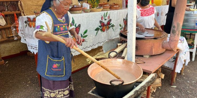 Doña Inés, ofrece deliciosos platillos en el Encuentro de Cocineras Tradicionales