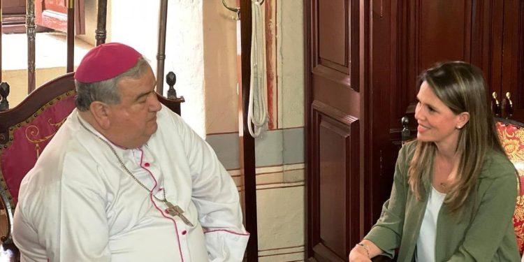 Daniela De Los Santos Torres y el Arzobispo de Morelia, Carlos Garfias Merlos en Diálogo para la Paz en Michoacán