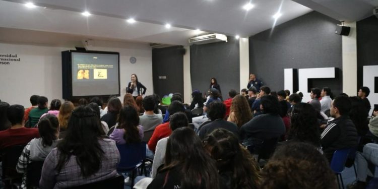 Imparte FGE charla sobre violencia de género y sexual a estudiantes de la escuela Jefferson