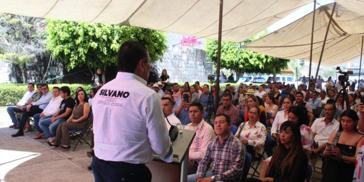 Silvano gestionará apoyos para el crecimiento de Tuzantla como Diputado Federal
