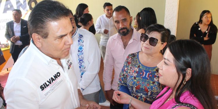 Urge Silvano a dignificar sueldos y mejorar oportunidades para profesionistas