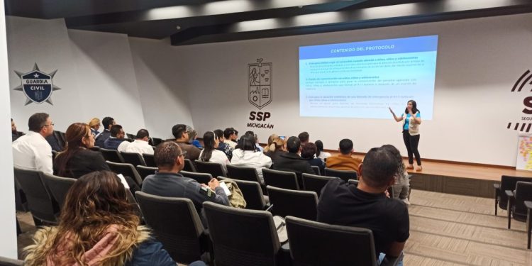 Actualizan a personal del 911 en atención a llamadas de menores