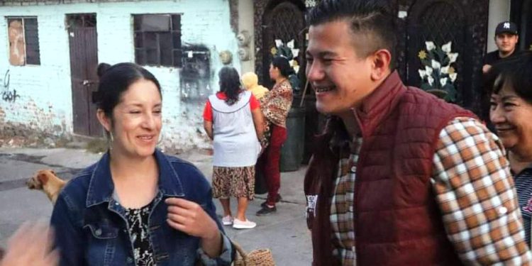 Víctor Zurita se reúne con familias de La Quemada