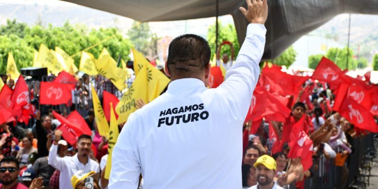 Arropan ciudadanos a Xóchitl Gálvez y Bladimir González en Tarímbaro