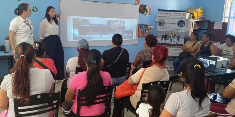 Lleva CMASC taller sobre comunicación asertiva a padres de familia de una escuela primaria en Morelia