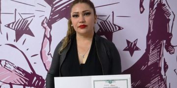 Diana Ruiz, una madre michoacana termina prepa abierta y va por licenciatura