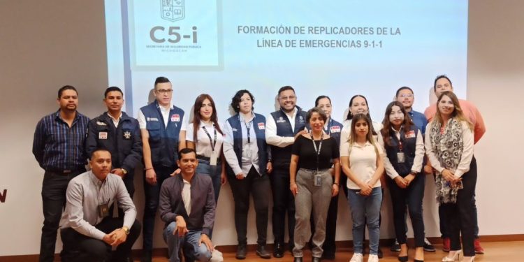 Para brindar una atención eficaz se capacitan operadores del 911