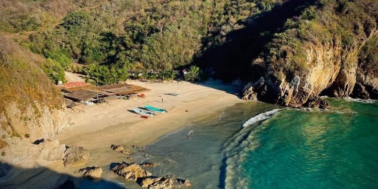 Descubre la Playa del Amor en este recorrido en lancha por la Costa Michoacana