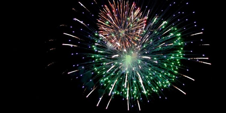 Cielo de Indaparapeo se ilumina con Feria Internacional de la Pirotecnia