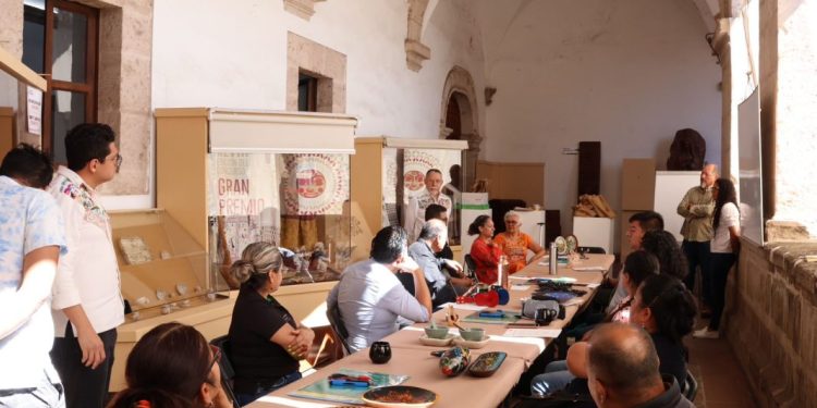 Artesanos michoacanos aprenden sobre Diseño Colaborativo