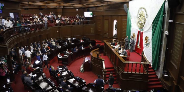 75 Legislatura abre convocatoria para “entregar la “Medalla Michoacán al Mérito Docente”