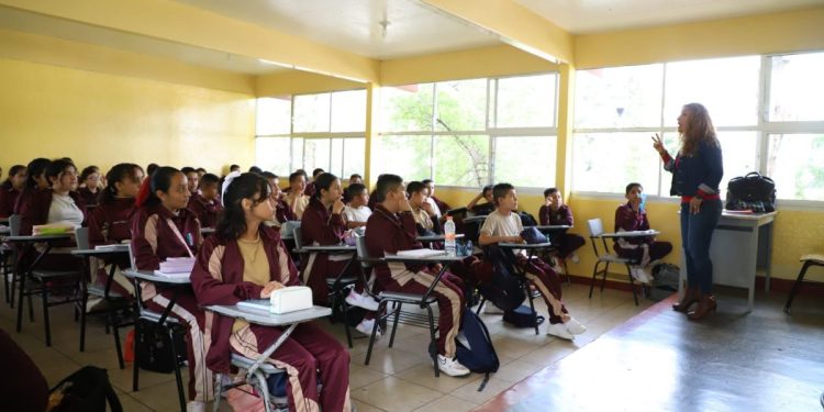Docentes refuerzan estrategia contra adicciones desde las aulas