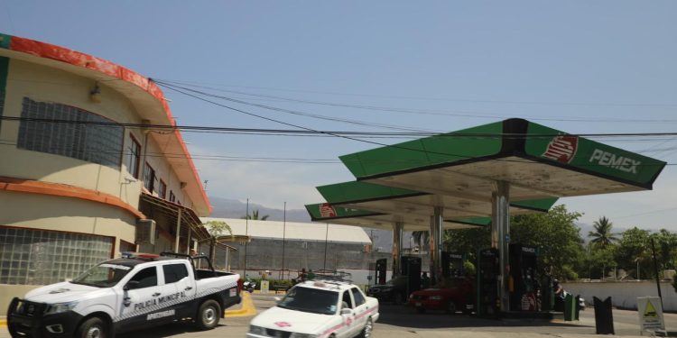 Agentes federales y estatales, garantizan seguridad en el abasto de combustible en Apatzingán