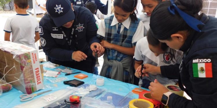 Niñas y niños conocen labores de la Guardia Civil para garantizar la seguridad