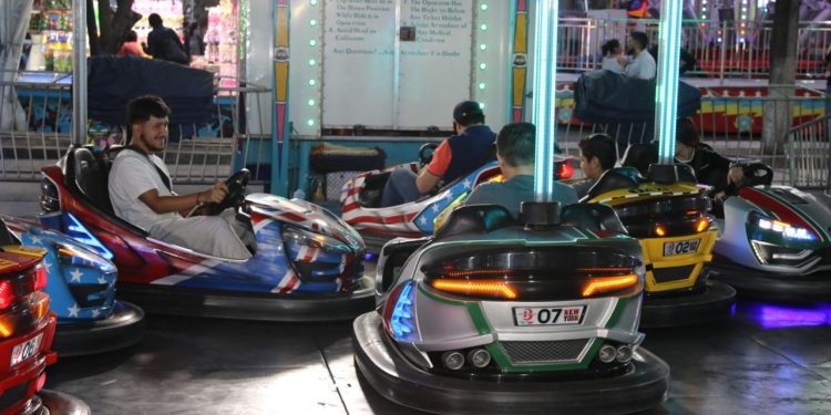 Juegos mecánicos gratis en el Festival de Origen para celebrar el Día del Niño y de la Niña