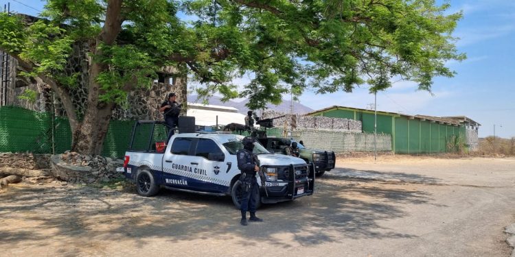 Aseguran a dos hombres en operativo de reacción para garantizar el orden en Apatzingán