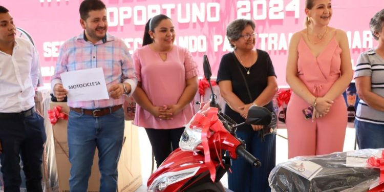 Premian a ciudadanos cumplidos con el pago del Impuesto Predial.