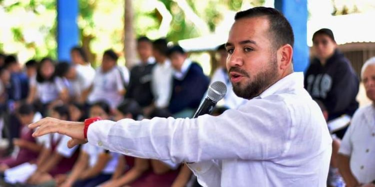 El candidato del PT, Morena y PVEM a diputado local por el Distrito 22, planteó darle continuidad al fortalecimiento de la educación en Michoacán.