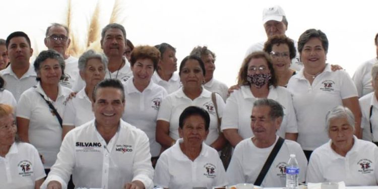Silvano se reúne con jubilados y pensionados en Zitácuaro