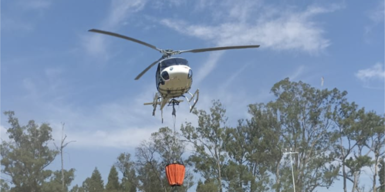 Envían helicóptero con helibalde para combatir incendio forestal en Chilchota