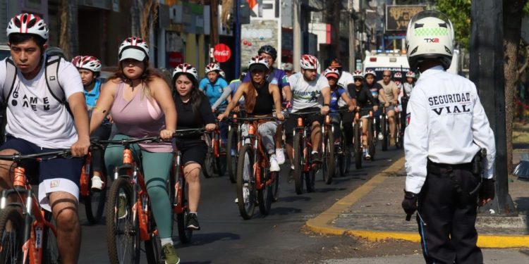 Niños, niñas y ciclistas rodaron la bici con la Guardia Civil