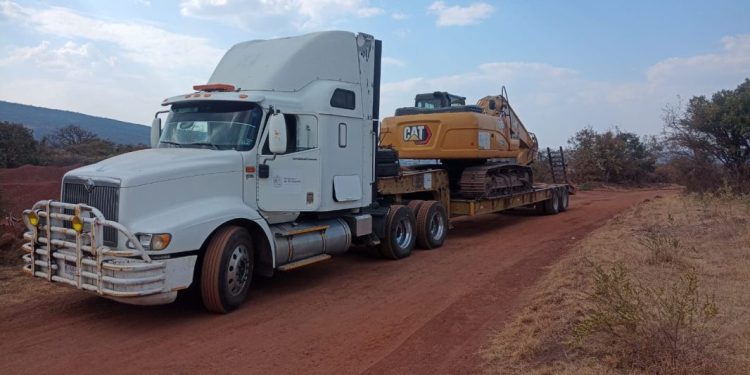 Envían maquinaria al lago de Pátzcuaro para su rescate y conservación