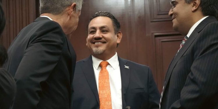 Sonreír de cara al futuro y saber que la felicidad en México es posible, ¡es una postura política!: Víctor Manríquez