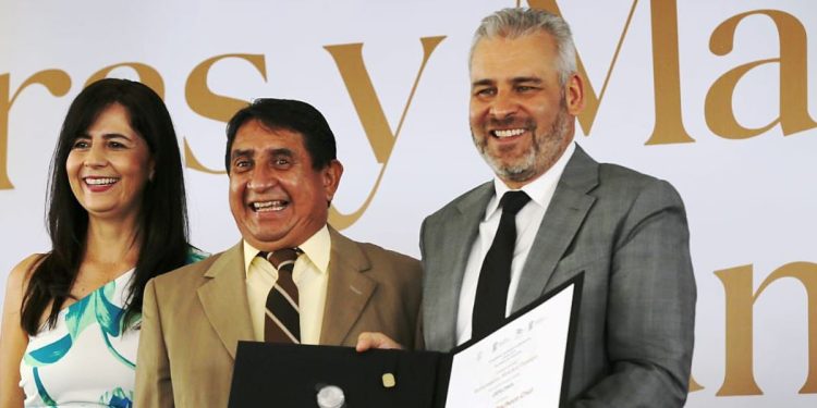 Con ustedes todo, sin ustedes nada: Bedolla a maestros