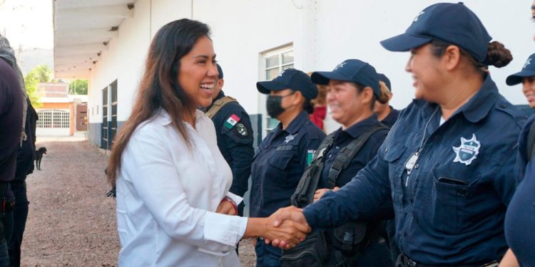 Vamos a fortalecer el cuerpo policiaco de Apatzingán, con equipamiento y capacitación constante: Fanny Arreola