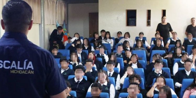 Lleva FGE pláticas a estudiantes de preparatoria de Uruapan sobre prevención de adicciones