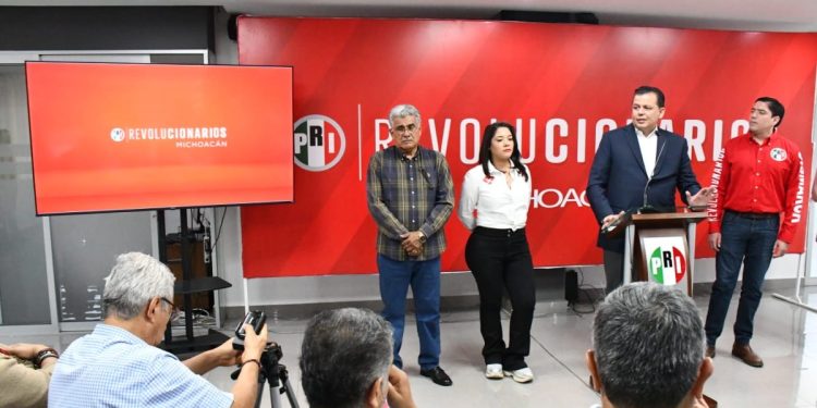 Partidos políticos y ciudadanos, víctimas de Autoridad Electoral incapaz: Memo Valencia