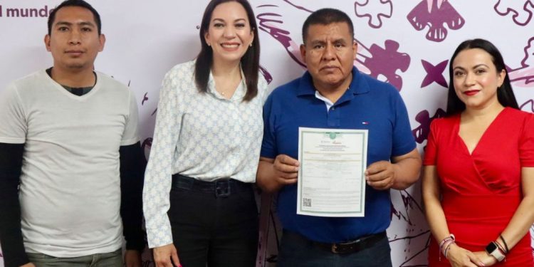   A sus 50 años, michoacano concluye su bachillerato y recibe certificado