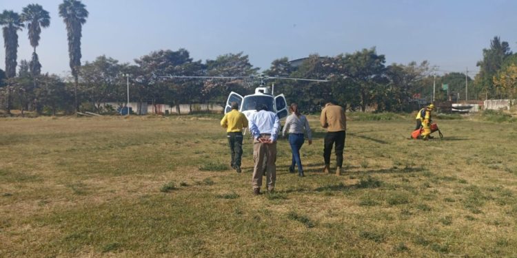 Helicóptero realizará en breve descargas de agua en incendio forestal de Uruapan