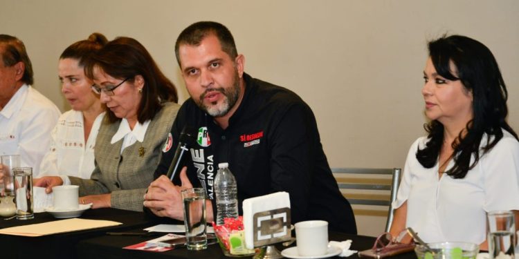 Mi único compromiso es con Morelia: René Valencia